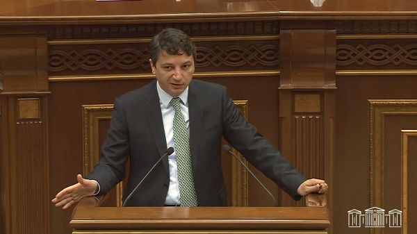 Министр финансов Ваге Ованнисян выступает на очередном заседании Национального собрания (12 ноября 2025). Еревaн - Sputnik Армения