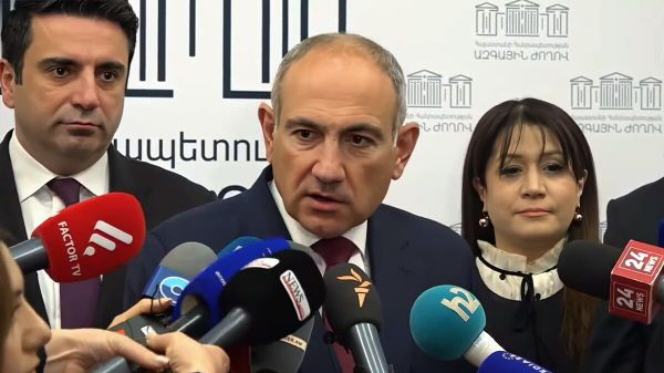 Премьер-министр Никол Пашинян отвечает на вопросы журналистов во время перерыва очередного заседания Национального собрания (12 ноября 2025). Еревaн - Sputnik Армения