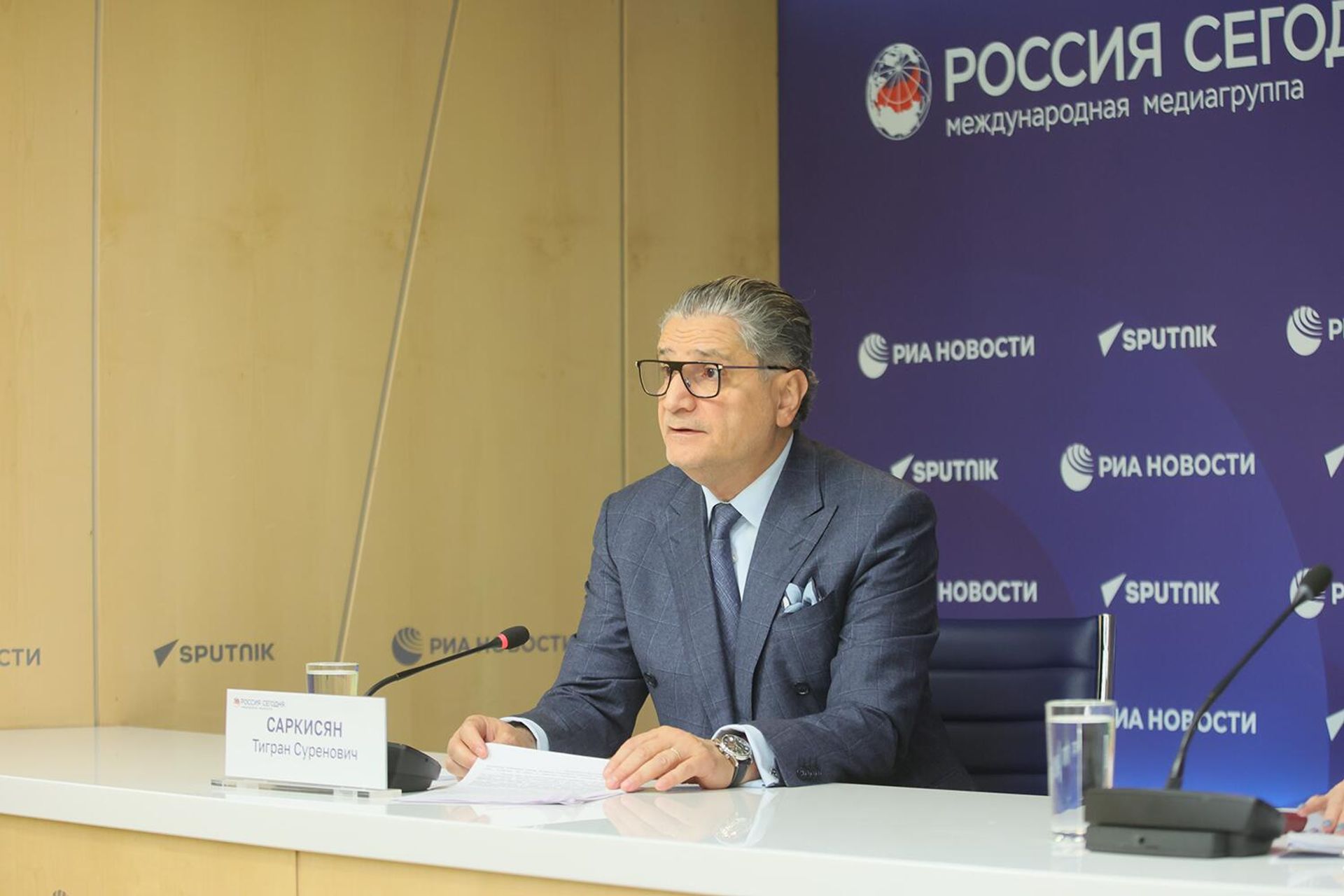 Заместитель председателя правления Евразийского банка развития, куратор Фонда цифровых инициатив ЕАБР Тигран Саркисян во время видеомоста на тему: Цифровые проекты ЕАЭС (12 ноября 2025). Москвa - Sputnik Армения, 1920, 12.11.2025