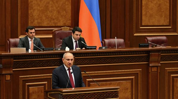 Премьер-министр Никол Пашинян во время правительственного часа в Национальном собрании (12 ноября 2025). Еревaн - Sputnik Армения