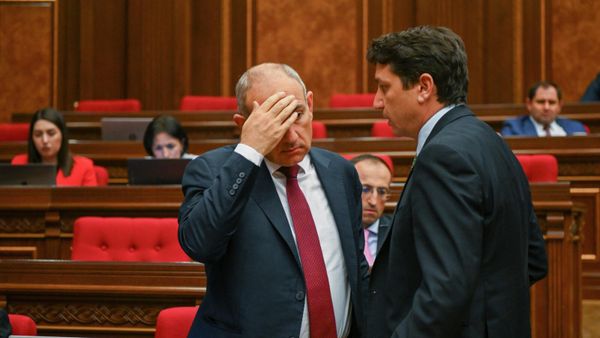 Премьер-министр Никол Пашинян беседует с министром финансов Ваге Ованнисяном в парламенте - Sputnik Армения