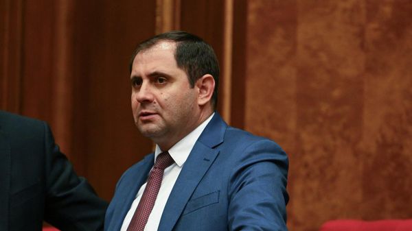 Министр обороны Сурен Папикян во время правительственного часа в Национальном собрании (12 ноября 2025). Еревaн - Sputnik Армения