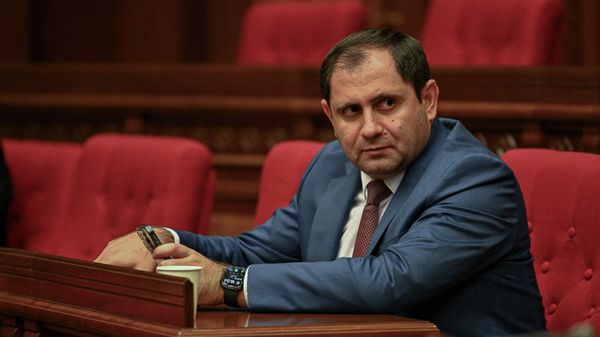 Министр обороны Сурен Папикян во время правительственного часа в Национальном собрании (12 ноября 2025). Еревaн - Sputnik Армения