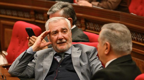 Депутаты Андраник Кочарян и Сергей Багратян во время правительственного часа в Национальном собрании (12 ноября 2025). Еревaн - Sputnik Армения