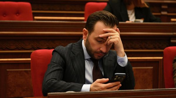 Руководитель фракции Гражданский договор Айк Конджорян во время правительственного часа в Национальном собрании (12 ноября 2025). Еревaн - Sputnik Армения