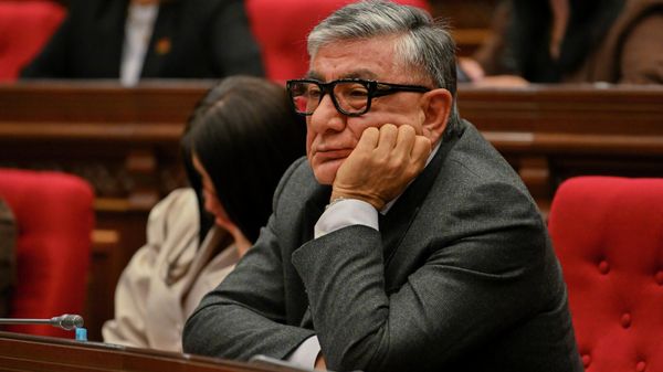Депутат Хачатур Сукиасян во время правительственного часа в Национальном собрании (12 ноября 2025). Еревaн - Sputnik Армения