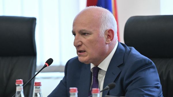 Месроп Месропян на заседании КРОУ Армении по вопросу лишения ЭСА лицензии №0092 (13 ноября 2025). Еревaн - Sputnik Армения