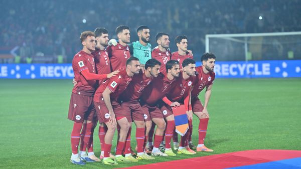 Футболисты сборной Армении перед началом отборочного матча чемпионата мира по футболу 2026 года между сборными Армении и Венгрии (14 ноября 2025). Еревaн - Sputnik Армения