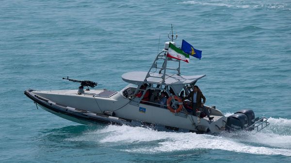 Скоростной катер Корпуса стражей исламской революции в Персидском заливе во время морского парада КСИР в честь Национального дня Персидского залива (29 апреля 2024). Бушер - Sputnik Армения