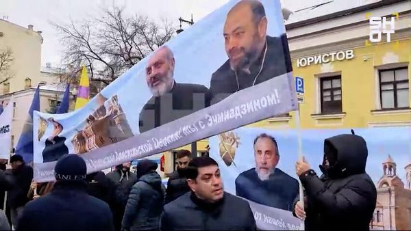 Акция в поддержку священнослужителей перед посольством Армении в Москве - Sputnik Армения