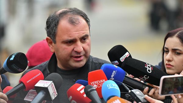 Кандидат в главы Вагаршапата Севак Хачатрян отвечает на вопросы журналистов перед голосованием (16 ноября 2025). Вагаршапат - Sputnik Армения