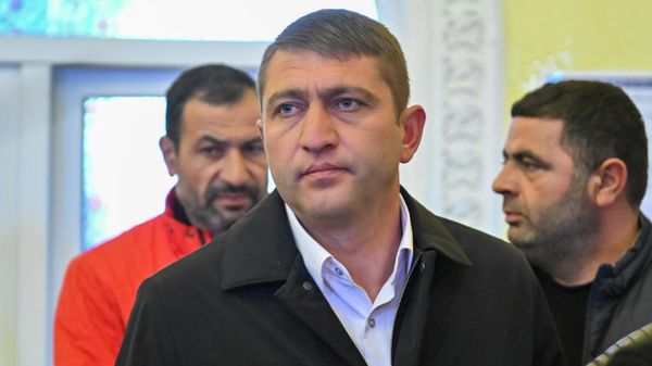 Кандидат в главы Вагаршапата Гриша Арутюнян во время голосования (16 ноября 2025). Вагаршапат - Sputnik Армения