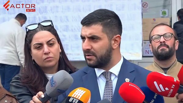Кандидат в главы Вагаршапата Арутюн Мкртчян отвечает на вопросы журналистов перед голосованием (16 ноября 2025). Вагаршапат - Sputnik Армения