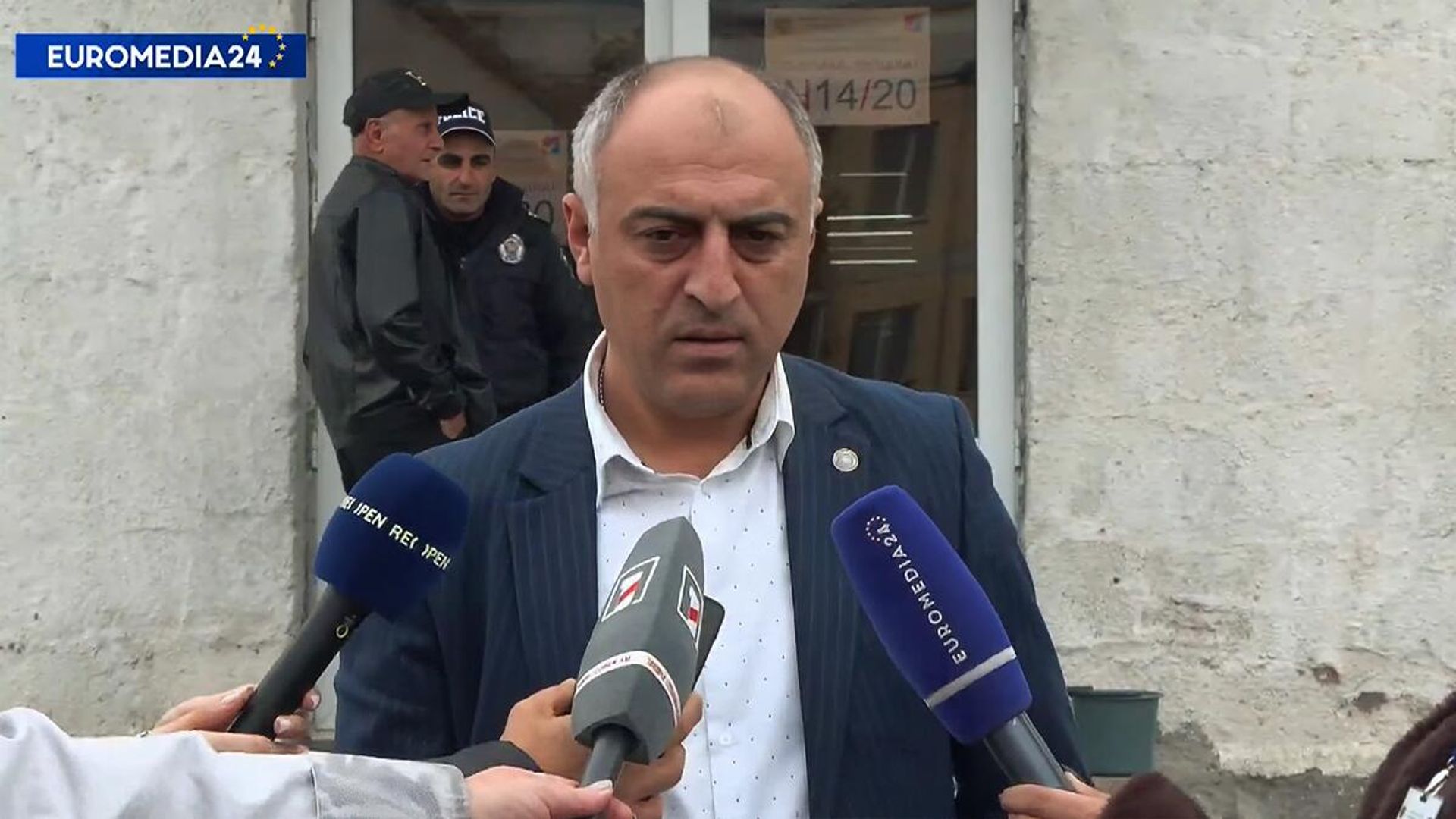 Кандидат в главы Вагаршапата Аркадий Пайтян отвечает на вопросы журналистов в день голосования (16 ноября 2025). Вагаршапат Кандидат в главы Вагаршапата Аркадий Пайтян отвечает на вопросы журналистов в день голосования (16 ноября 2025). Вагаршапат - Sputnik Армения, 1920, 16.11.2025