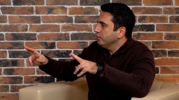 Кадр из подкаста ArmComedy с участием Алена Симоняна - Sputnik Армения
