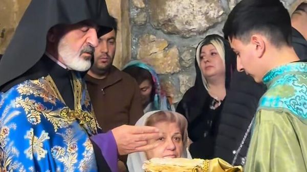 Глава Вайоцдзорской епархии ААЦ архиепископ Абраам Мкртчян во время воскресной литургии (16 ноября 2025). Хачик - Sputnik Армения