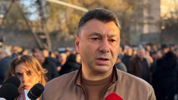 Эдуард Шармазанов отвечает на вопросы журналистов у здания актикоррупционного суда (17 ноября 2025). Еревaн - Sputnik Армения