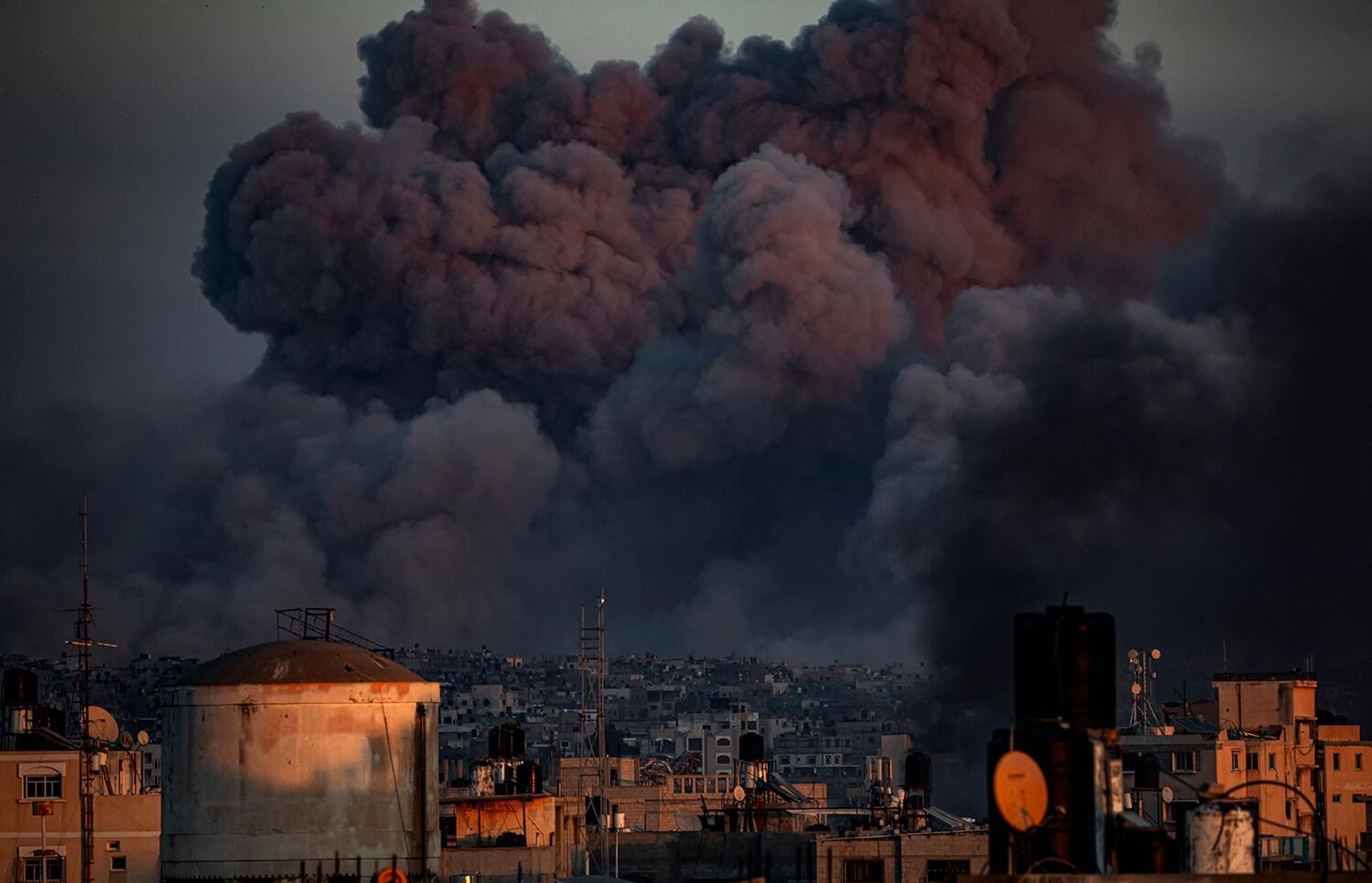 1-е место в номинации Главные новости, серии: фотография Абдельрахмана Аль-Кахлута (Оккупированная Палестинская территория) Газа: эхо геноцида - Sputnik Армения, 1920, 18.11.2025