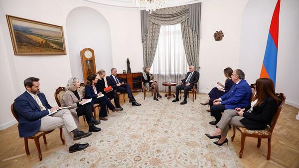 Вице-премьер Мгер Григорян принял специального представителя ЕС по вопросам Южного Кавказа и кризиса в Грузии Магдалену Гроно (18 ноября 2025). Еревaн - Sputnik Армения