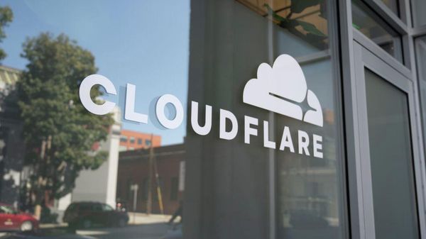 Крупный план логотипа Cloudflare на стеклянном входе, Сан-Франциско, Калифорния - Sputnik Армения