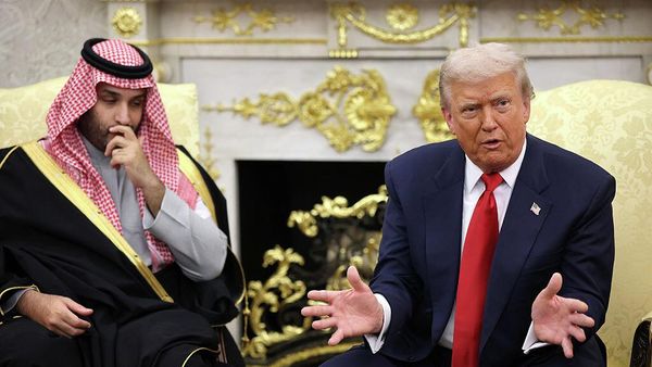 Президент США Дональд Трамп с наследным принцем и премьер-министром Саудовской Аравии Мухаммедом бин Салманом во время двусторонней встречи в Овальном кабинете Белого дома (18 ноября 2025). Вашингтон - Sputnik Армения