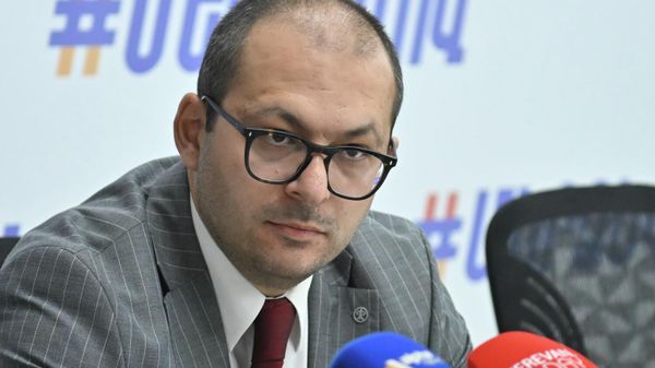 Адвокат Рубен Мхитарян во время пресс-конференции (20 ноября 2025). Еревaн - Sputnik Армения