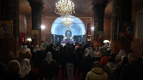 Совместная молитва за арестованных священнослужителей в церкви Св. Богородицы (20 ноября 2025). Талин - Sputnik Армения