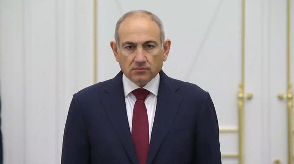 Премьер-министр Никол Пашинян и президент Казахстана Касым-Жомарт Токаев на церемонии встречи армянского премьера (21 ноября 2025). Астана - Sputnik Армения