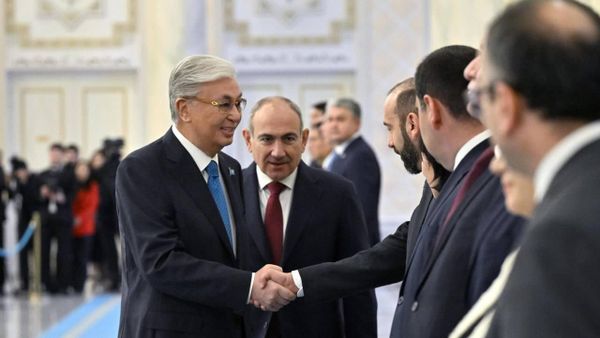 Премьер-министр Никол Пашинян и президент Казахстана Касым-Жомарт Токаев на церемонии встречи армянского премьера (21 ноября 2025). Астана - Sputnik Армения