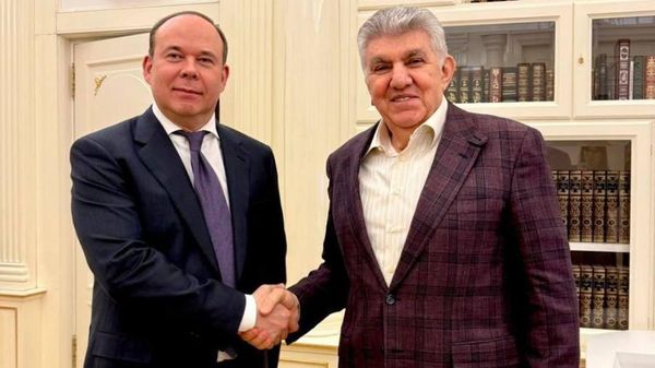 Встреча руководителя Администрации президента РФ Антона Вайно с главой Союза армян России Ара Абрамяном (21 ноября 2025). Москва - Sputnik Армения