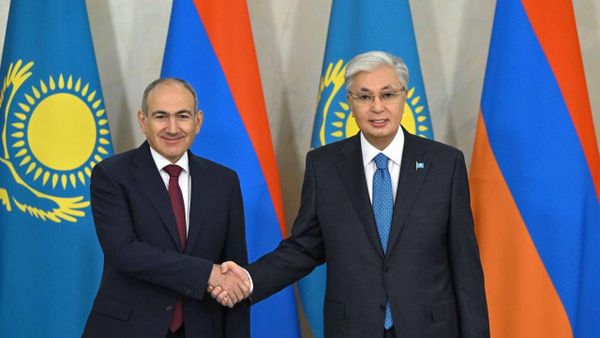 Премьер-министр Никол Пашинян и президент Казахстана Касым-Жомарт Токаев  - Sputnik Армения