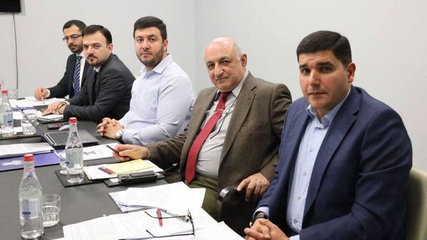 Представители гражданского общества Азербайджана на встрече с секретарем Совбеза Армении (22 октября 2025). Еревaн - Sputnik Армения