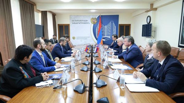 Министр экономики Геворг Папоян принял делегацию во главе с Чрезвычайным и полномочным послом России Сергеем Копыркиным (21 ноября 2025). Еревaн - Sputnik Армения