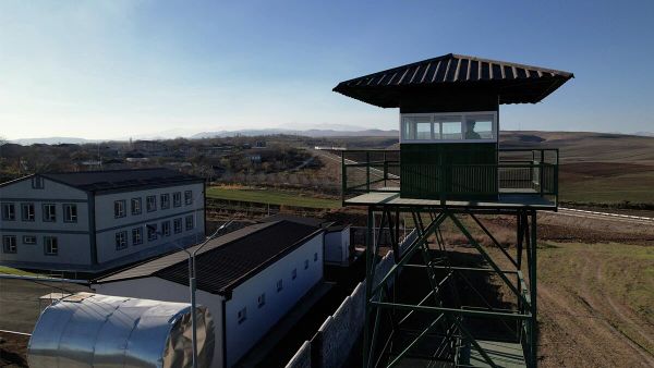 Директор Службы национальной безопасности Андраник Симонян, заместители директора Арам Акопян, командующий Пограничными войсками Давид Санамян и полковник Гарик Мурадян приняли участие в церемонии открытия пограничных застав Корнидзор, Хндзореск и Арташен (23 ноября 2025) - Sputnik Армения
