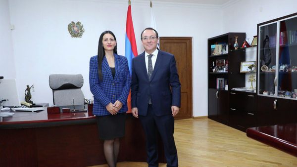 Омбудсмен Анаит Манасян приняла делегацию во главе с заместителем председателя Парламентской ассамблеи ОБСЕ, специальным представителем ПА ОБСЕ по Южному Кавказу Луисом Грассой (24 ноября 2025). Еревaн - Sputnik Армения