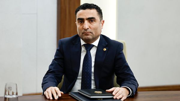 Премьер-министр Никол Пашинян во время рабочей встречи с временно исполняющим обязанности управляющего ЗАО ЭСА Романосом Петросяном (25 ноября 2025). Еревaн - Sputnik Армения