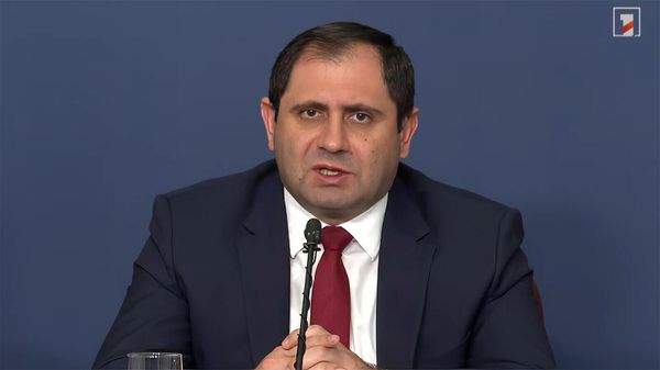 Министр обороны Сурен Папикян отвечает на вопросы журналистов в прямом эфире Первого новостного канала (25 ноября 2025). Еревaн - Sputnik Армения
