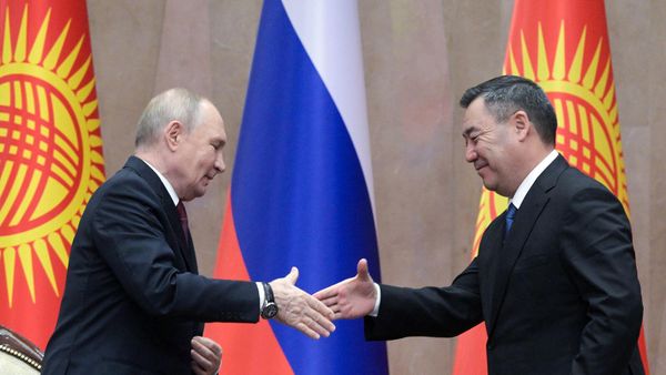 Президент РФ Владимир Путин и президент Киргизии Садыр Жапаров на церемонии обмена подписанными документами и совместного заявления для прессы (26 ноября 2025). Бишкек - Sputnik Армения