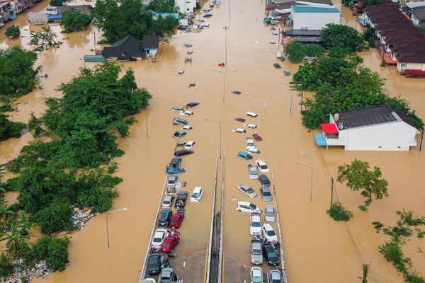 Автомобили и дома затоплены паводковыми водами в провинции Сонгкхла на юге Таиланда. - Sputnik Армения