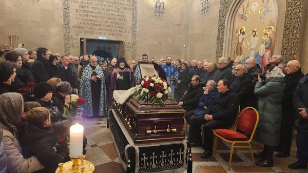 В Армянском храмовом комплексе началось отпевание легендарного футболиста, Олимпийского чемпиона Никиты Симоняна (26 ноября 2025). Москва - Sputnik Армения