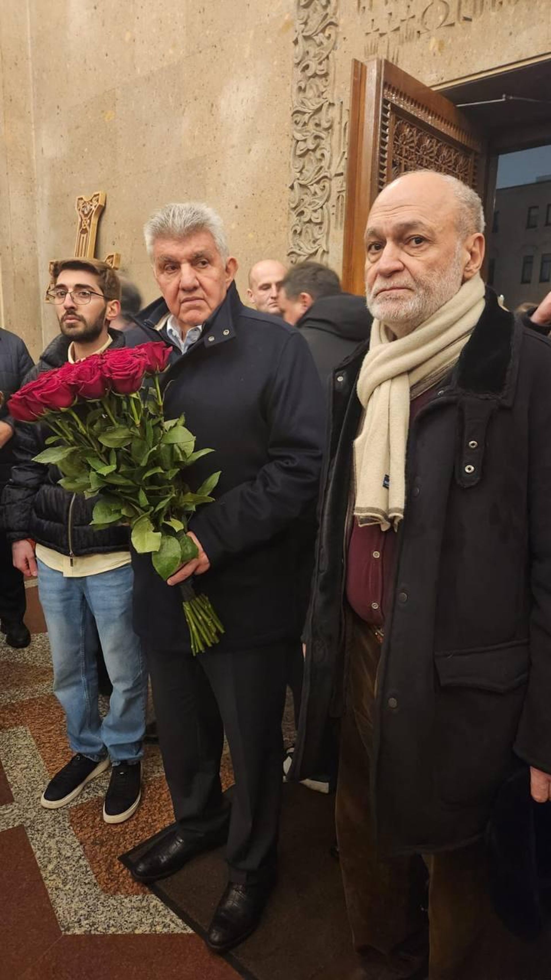 Ара Абрамян на отпевании легендарного футболиста, Олимпийского чемпиона Никиты Симоняна в Армянском храмовом комплексе (26 ноября 2025). Москва - Sputnik Армения, 1920, 26.11.2025