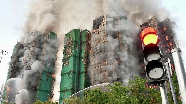 Пожарные тушат пожар в высотных жилых зданиях в комплексе Wang Fuk Court (26 ноября 2025). Гонконг - Sputnik Армения