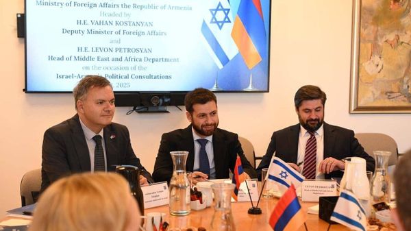 Заместитель министра иностранных дел Ваан Костанян встретился в Иерусалиме с генеральным директором МИД Израиля Эденом Бар Талем (27 ноября 2025). Израиль - Sputnik Армения