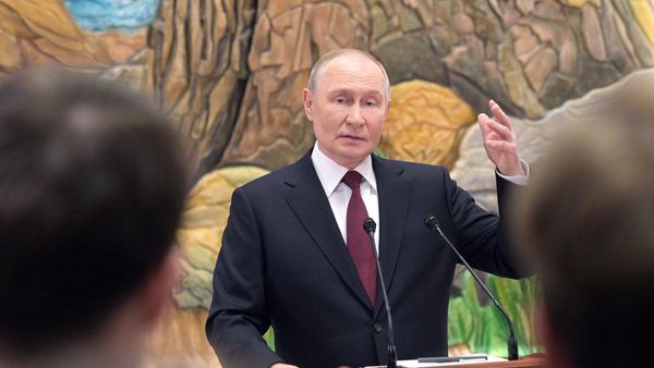 Президент РФ Владимир Путин во время подхода к представителям российских СМИ (27 ноября 2025). Бишкек - Sputnik Армения