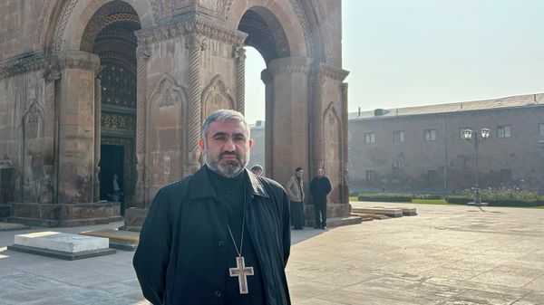 Духовный пастырь монастыря Сагмосаванк иерей отец Паран Аракелян во дворе Эчмиадзинского монастыря (28 ноября 2025). Эчмиадзин - Sputnik Армения