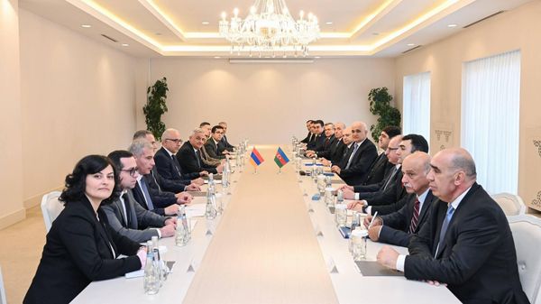 Под председательством заместителя премьер-министра РА Мгера Григоряна и заместителя премьер-министра Азербайджанской Республики Шахина Мустафаева состоялось 12-е заседание Комиссии по демаркации и безопасности границы между РА и АР и Государственной комиссии по демаркации государственной границы между Азербайджаном и Арменией (28 ноября 2025). Габала, Азербайджан - Sputnik Армения