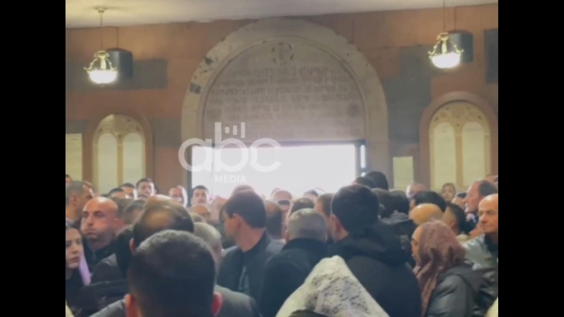 Երևանի Սուրբ Սարգիս եկեղեցուց կոպտորեն դուրս հանեցին իրավապաշտպան ու լրագրող Հովհաննես Իշխանյանին - Sputnik Армения, 1920, 30.11.2025