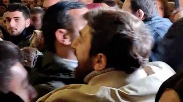 За слова в поддержку Католикоса из храма Св. Саркиса полиция вывела режиссера Ишханяна - Sputnik Армения