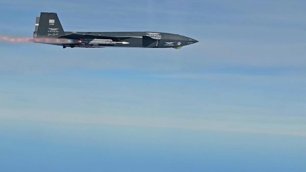 Беспилотный боевой самолёт выполнил пуск ракеты воздух–воздух - Sputnik Армения