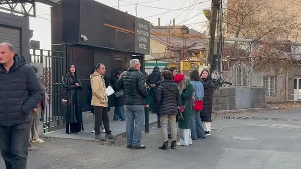 Երևանում Արցախի թեմի առաջնորդարանի մոտ հավաքվածները ահանջում են թեմի առաջնորդից ներողություն խնդրել Նիկոլ Փաշինյանի հետ հանդիպելու համար - Sputnik Արմենիա